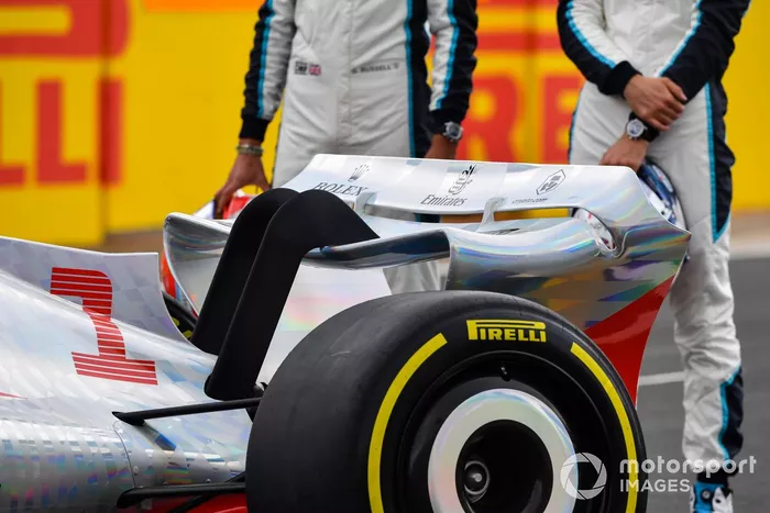 Detalle de la parte trasera lateral del coche de Fórmula 1 2022