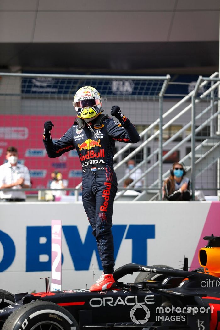 Ganador Max Verstappen, Red Bull Racing, celebra en Parc Ferme