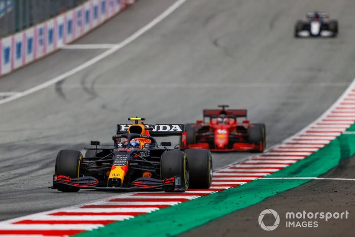 Sergio Pérez, Red Bull Racing RB16B, Charles Leclerc, Ferrari SF21