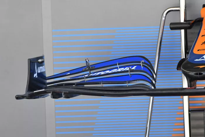 Detalle del alerón delantero del McLaren MCL35M