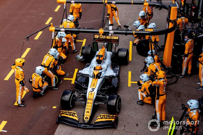 Daniel Ricciardo, McLaren MCL35M pit stop