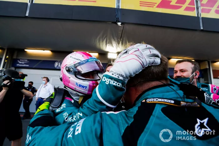 Sebastian Vettel, Aston Martin, 2ª posición, celebra en Parc Ferme