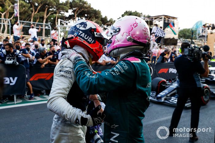 Pierre Gasly, AlphaTauri, 3ª posición, y Sebastian Vettel, Aston Martin, 2ª posición, se felicitan mutuamente en el Parc Ferme