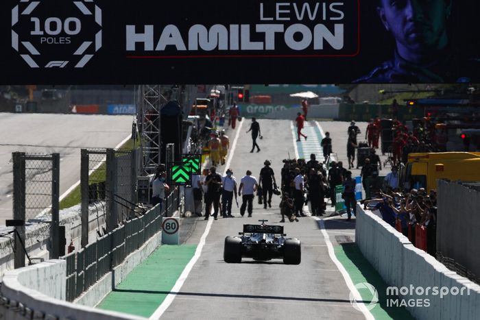 Lewis Hamilton, Mercedes W12, entra en el Parc Ferme tras conseguir su pole position 100 en la F1