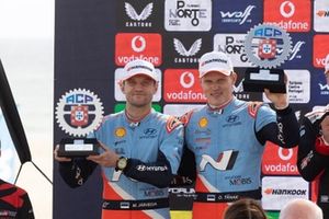 Podio: segundo puesto Ott Tänak, Martin Järveoja, Hyundai World Rally Team Hyundai i20 N Rally1
