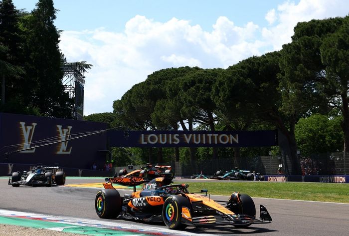 Lando Norris, McLaren, Oscar Piastri, McLaren, George Russell, Mercedes