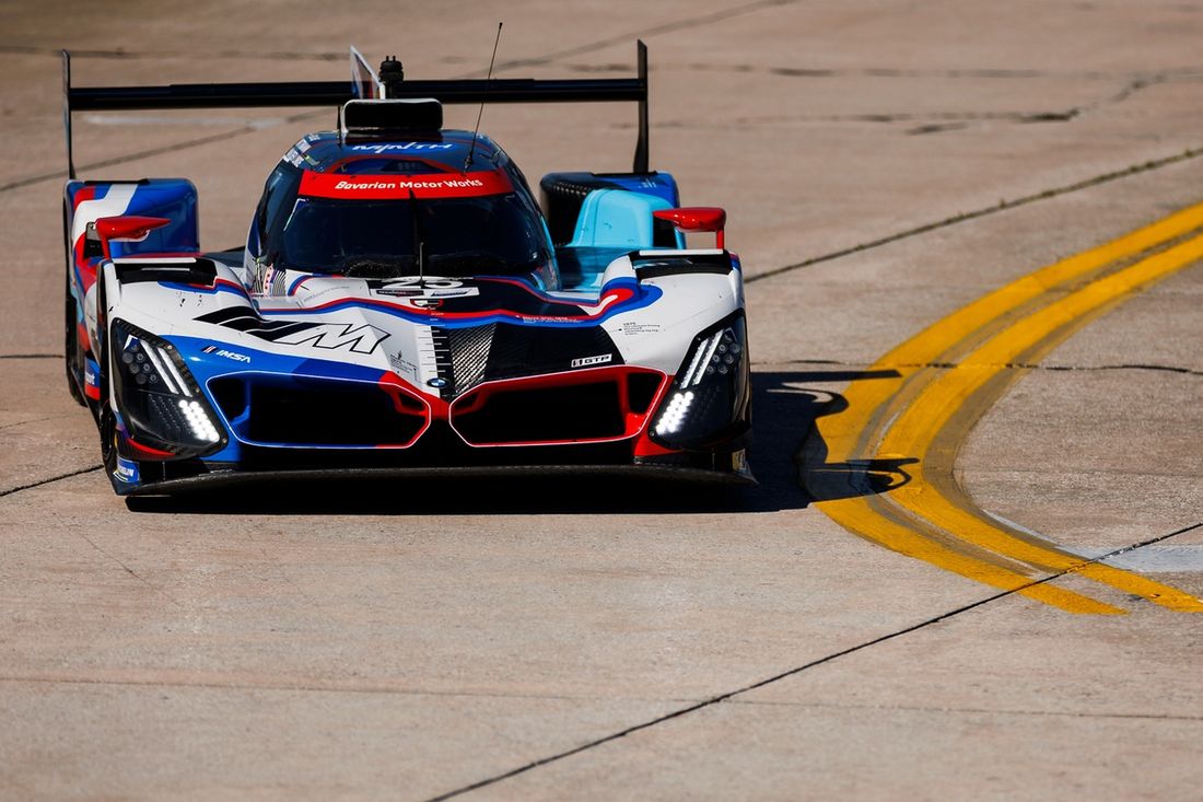 #25 BMW M Team RLL BMW M Hybrid V8: Marco Wittmann, Sheldon Van Der Linde, Robin Frijns