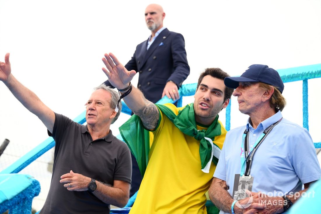 Caio Castro gesticula mientras habla con Emerson Fittipald