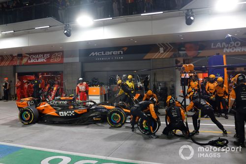 Lando Norris, McLaren MCL38, hace una parada en boxes