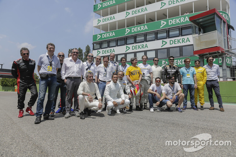 Foto de grupo con los invitados en el día histórico de Minardi