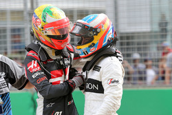 Esteban Gutierrez, Haas F1 Team y Fernando Alonso, McLaren