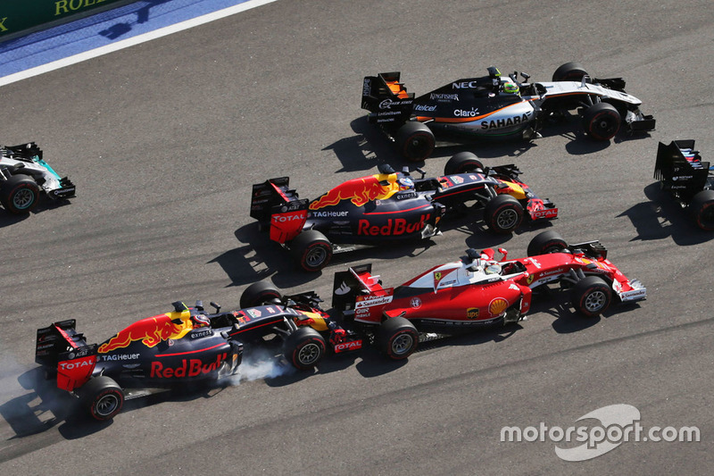 Данііл Квят, Red Bull Racing RB12, врізається у Себастьяна Феттеля, Ferrari SF16-H на старті