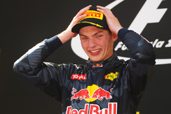 Ganador, Max Verstappen, Red Bull Racing celebra en el podium