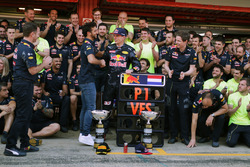 Winnaar Max Verstappen, Red Bull Racing viert met Daniel Ricciardo, Red Bull Racing en het team