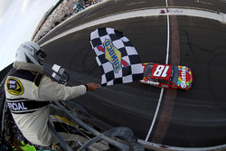 Kyle Busch, Joe Gibbs Racing Toyota se lleva la bandera a cuadros
