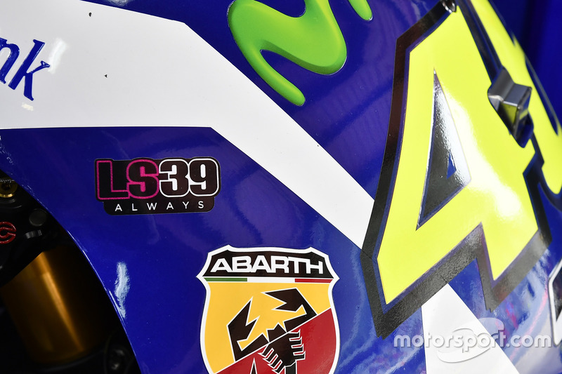 Valentino Rossi, Yamaha Factory Racing mostra il suo adesivo in ricordo di Luis Salom