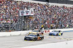 Martin Truex Jr., Furniture Row Racing Toyota se lleva la bandera a cuadros