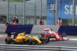 Себастьян Феттель, Ferrari SF16-H сходит после взрыва покрышки