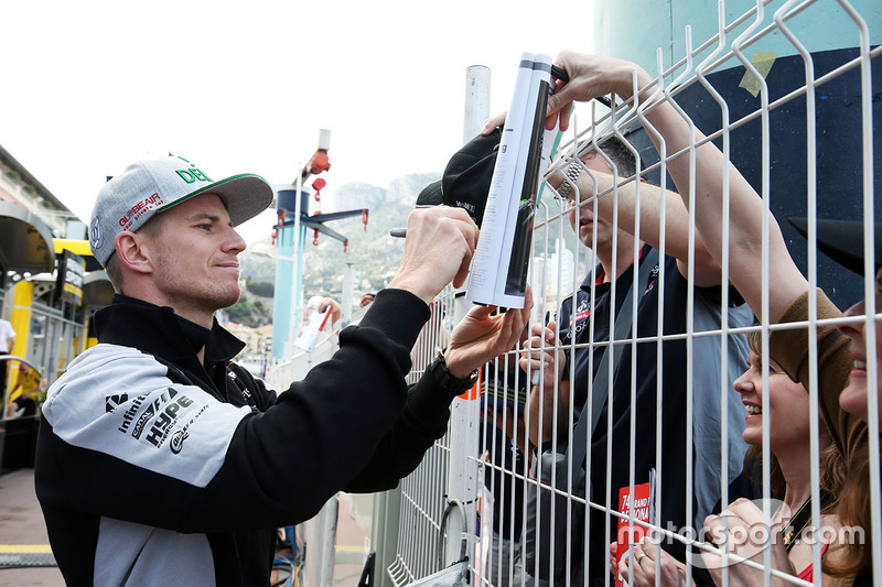 Nico Hulkenberg, Sahara Force India F1 firma de autógrafos para los fans