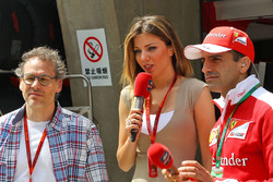 Jacques Villeneuve con Federica Masolin, y Marc Gene, Ferrari