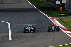 Lewis Hamilton, Mercedes AMG F1 Team W07 y Nico Hulkenberg, Sahara Force India F1 VJM09