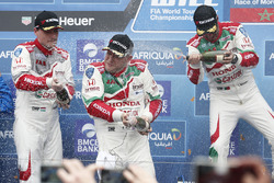 Подиум: победитель - Роб Хафф, Honda Racing Team JAS, Honda Civic WTCC, второе место - Норберт Михел