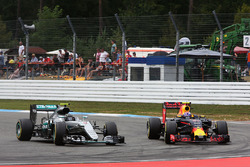 Nico Rosberg, Mercedes AMG F1 W07 Hybrid and Max Verstappen, Red Bull Racing RB12 battle for positio