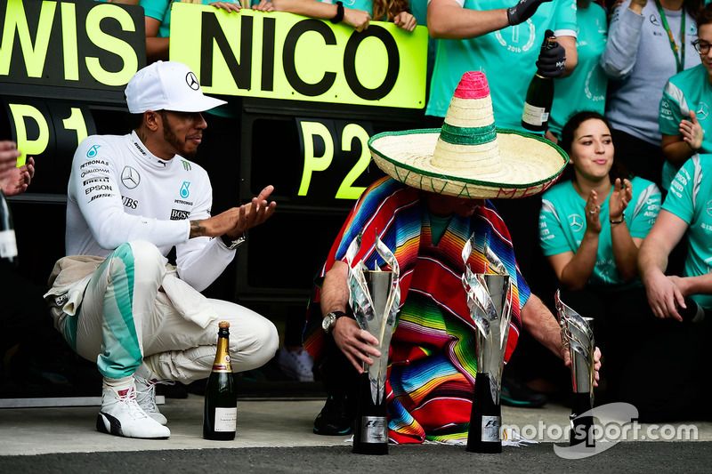 Ganador de la carrera Lewis Hamilton, Mercedes AMG F1 celebra con el equipo