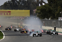 Льюіс Хемілтон, Mercedes AMG F1 W07 Hybrid блокує колеса на гальмуванні, Макс Ферстаппен, Red Bull