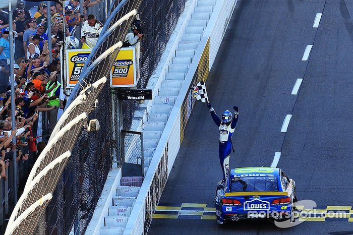 Jimmie Johnson foi o grande vencedor da etapa de Martisnville da NASCAR Sprint Cup e garantiu presença na final da categoria em Homestead-Miami.