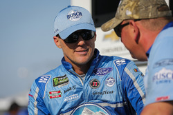 Kevin Harvick, Stewart-Haas Racing, Ford Fusion Busch Light and crew member