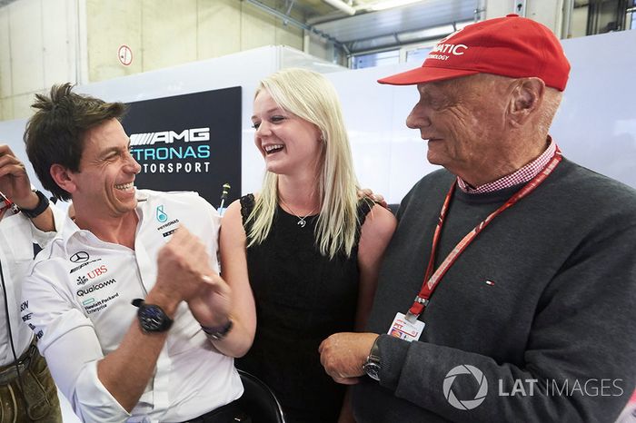 Toto Wolff, director ejecutivo de Mercedes AMG, Emilia Bottas y Niki Lauda, presidente no ejecutivo de Mercedes
