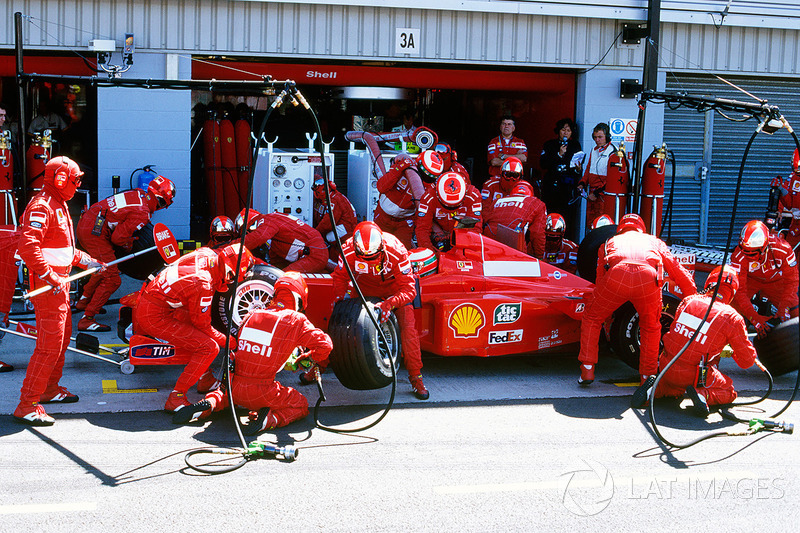 Al mismo tiempo, los problemas en los pits ocurrieron con Irvine y los mecánicos de Ferrari, ya que se equivocó de pit y se detuvo en el lugar erróneo. Debido a esto perdió segundos valiosos y el liderazgo con Coulthard. Más tarde, Irvine justificó el hecho de la equivocación en el pit lane debido a la mecánica de McLaren, que bloqueó su visión.