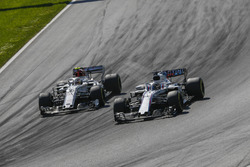 Lance Stroll, Williams FW41 ve Charles Leclerc, Sauber C37 battle
