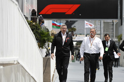 Ross Brawn, Motorsporları Direktörü, FOM, ve Chase Carey, CEO, Formula One