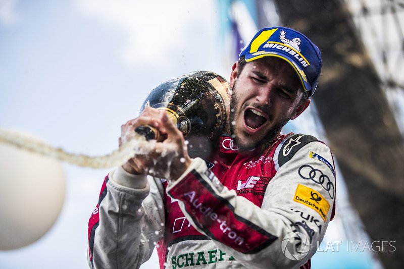 Daniel Abt, Audi Sport ABT Schaeffler, con el champán después de ganar la carrera