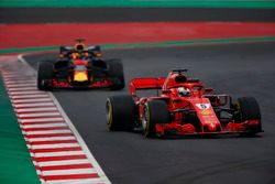 Sebastian Vettel, Ferrari SF71H, Max Verstappen, Red Bull Racing RB14