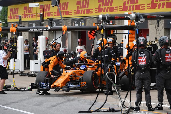 Fernando Alonso, McLaren MCL33 se retira de la carrera