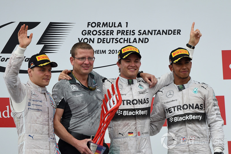 Valtteri Bottas, Williams, Simon Cole, Mercedes AMG F1 Chief Track Engineer, Race winner Nico Rosberg, Mercedes AMG F1 and Lewis Hamilton, Mercedes AMG F1 celebrate on the podium