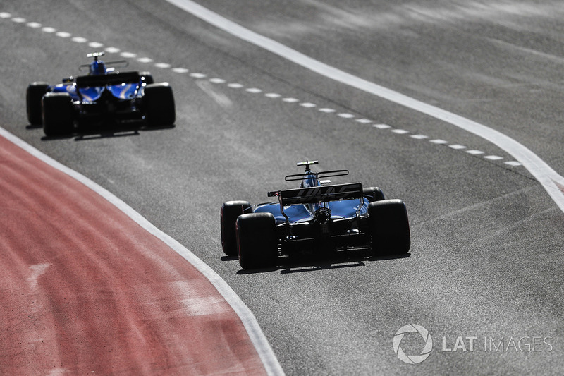 Marcus Ericsson, Sauber C36, Kevin Magnussen, Haas F1 Team VF-17
