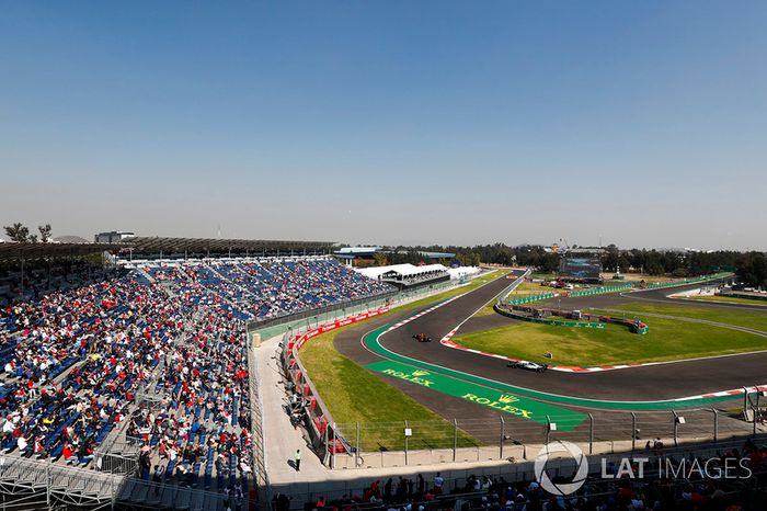 Max Verstappen, Red Bull Racing RB13, Valtteri Bottas, Mercedes AMG F1 W08