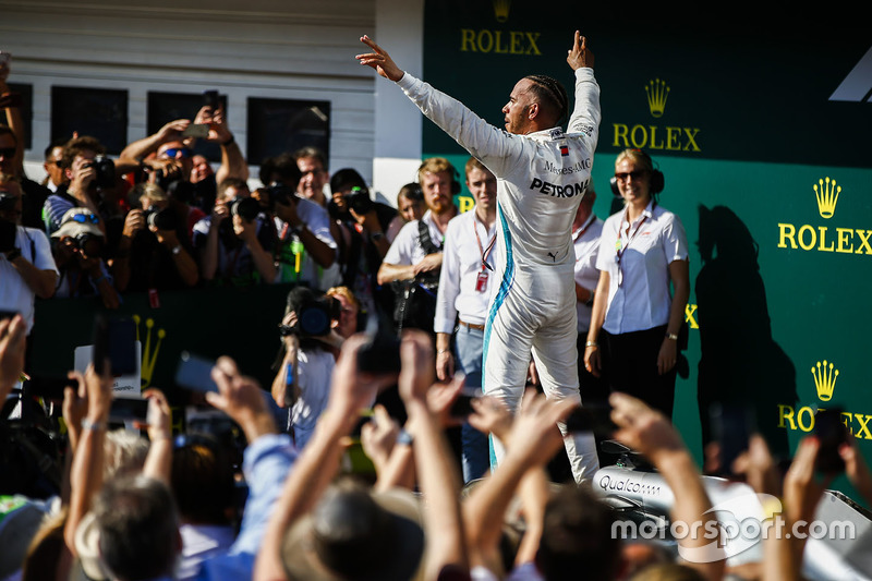 Lewis Hamilton, Mercedes AMG F1, celebra su triunfo en Parc Ferme