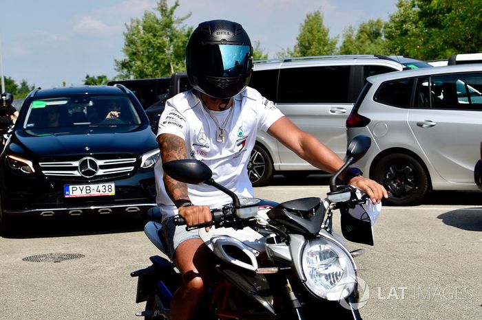 Lewis Hamilton, Mercedes-AMG F1 en su moto MV Agusta