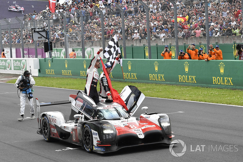 Los ganadores de las 24 Horas de Le Mans 2018 #8 Toyota Gazoo Racing Toyota TS050: Sébastien Buemi, Kazuki Nakajima, Fernando Alonso