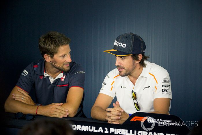 Romain Grosjean, Haas F1 y Fernando Alonso, McLaren en la ruedad e prensa
