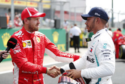 Sebastian Vettel, Ferrari, si congratula con Lewis Hamilton, Mercedes AMG F1, al termine delle qualifiche
