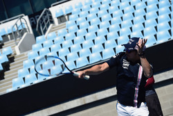 Sergio Perez, Force India, Melbourne Park'ta tenis oynuyor