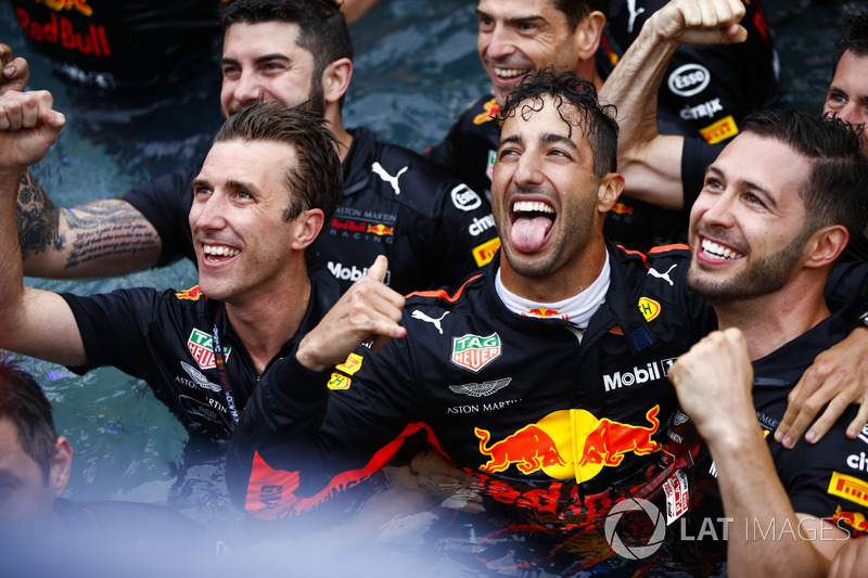 A Red Bull fergeteges monacói medencés partija