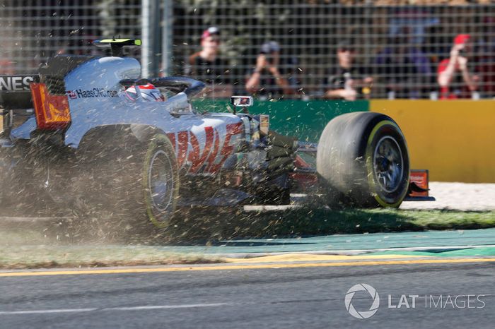 Kevin Magnussen, Haas F1 Team VF-18 Ferrari, corre fuera de pista