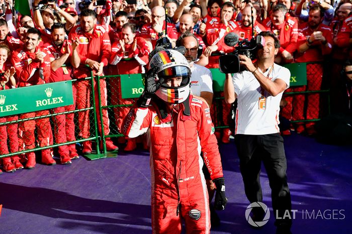 Ganador de la carrera Sebastian Vettel, Ferrari celebra en parc ferme